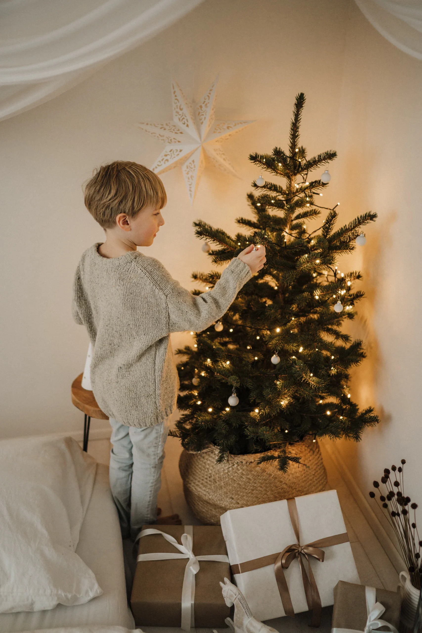 Děti při minimalistickém vánočním focení s přírodním stromkem, Žďár nad Sázavou